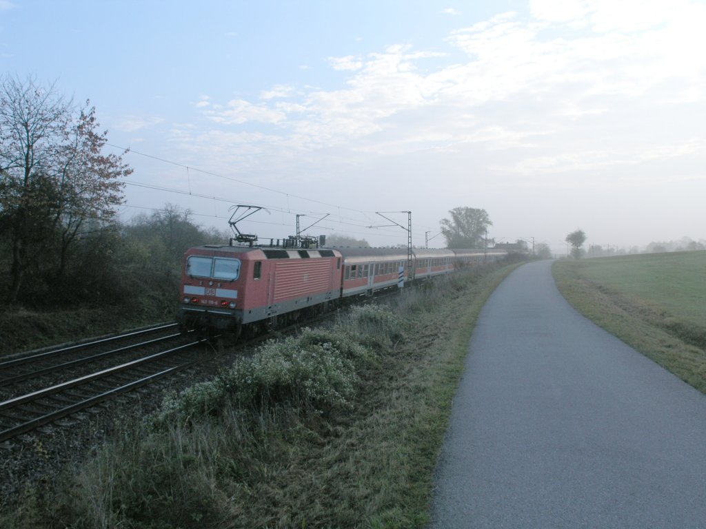 143 119-6 schiebt bei Plling eine RB Neumarkt(Oberpfalz) durch die Kurve. 25.10.08