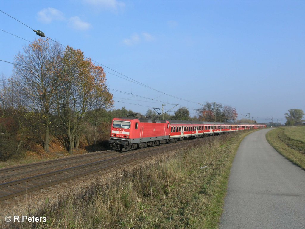 143 119-6 zieht eine RB erlangen durch die Kurve bei Plling. 25.10.08