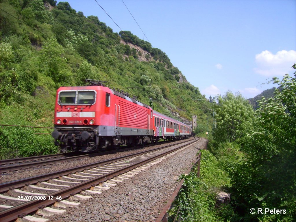 143 129-5 verlsst den Tunnel von ST.Goars mit einer RB Mainz. 25.07.08