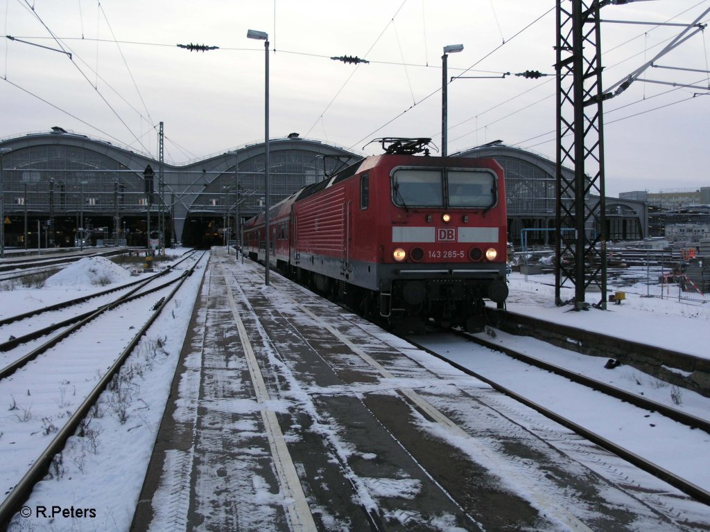 143 285-5 verlsst Leipzig HBF als RB Weienfels. 21.12.09
