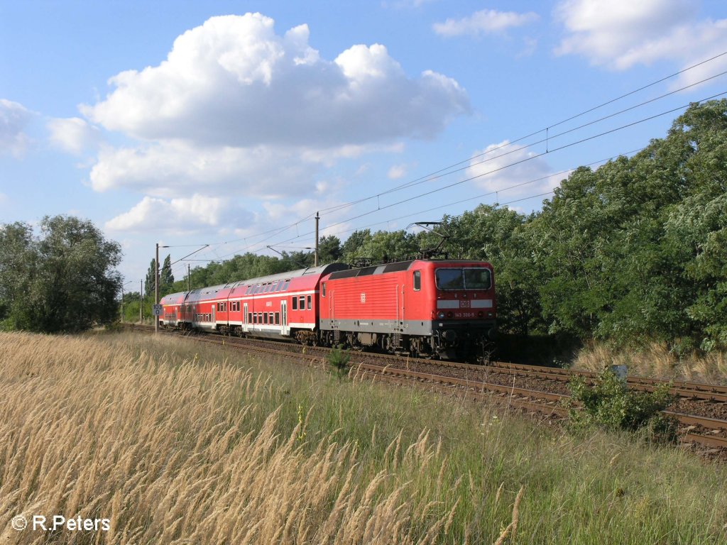 143 306-9 schiebt kurz hinter Eisenhttenstadt dne RB 11 Frankfurt/Oder. 21.08.08