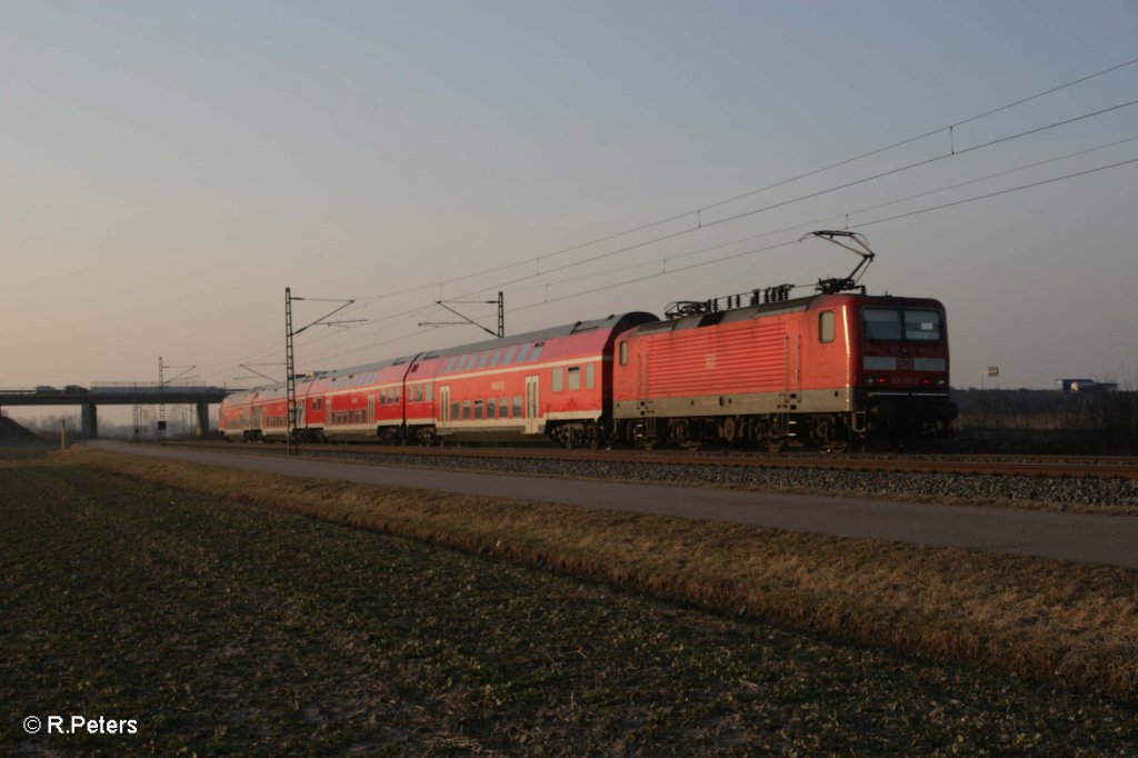 143 319-2 schiebt die S10 nach Halle/Saale bei Schkeuditz West. 04.03.11