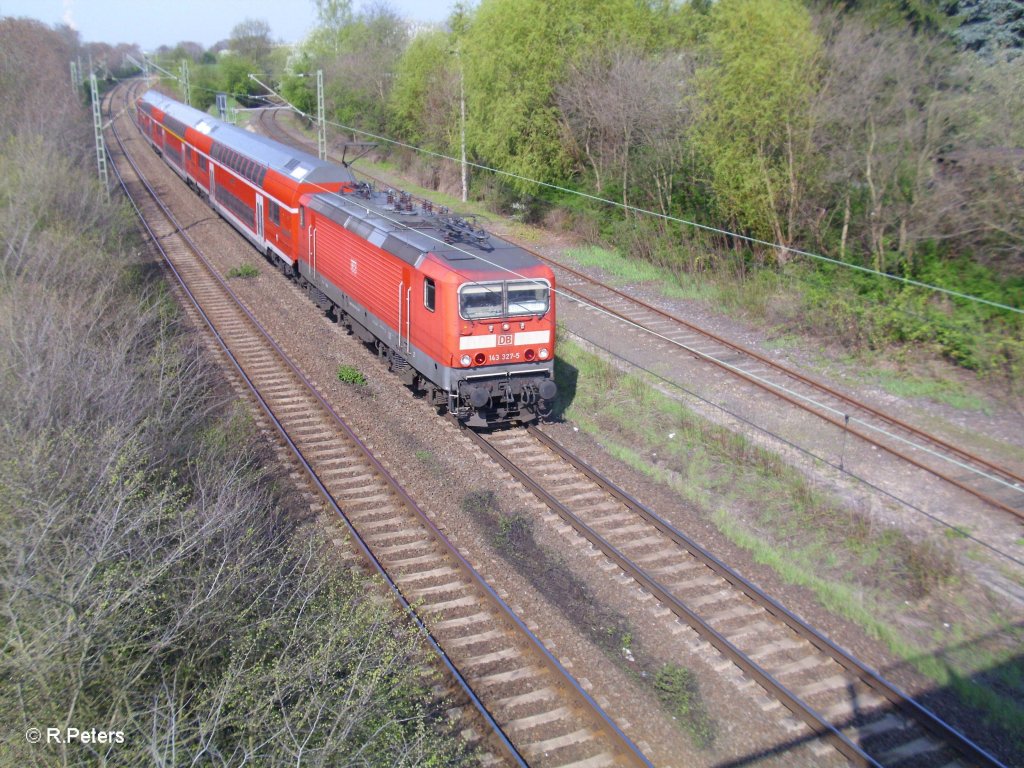 143 327-5 schiebt bei Schkeuditz die S10 Halle. 23.04.10