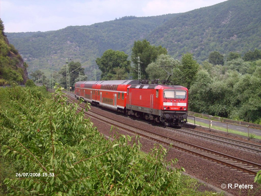 143 661-7 schiebt kurz hinter Bacharach eine RB nach Koblenz. 26.07.08