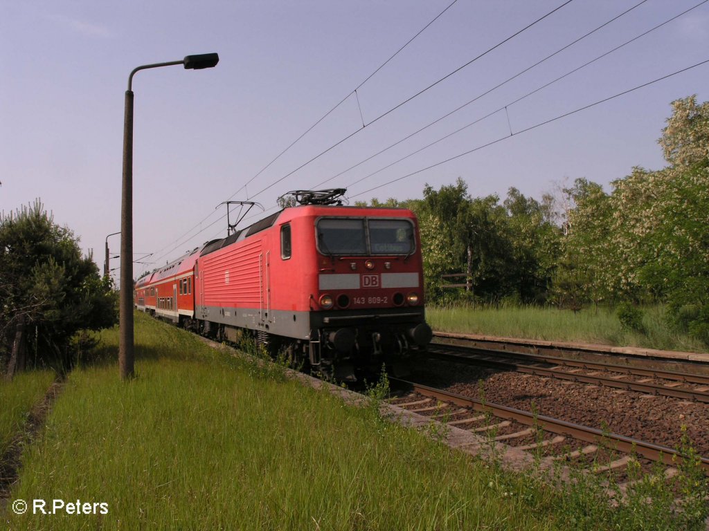 143 809-2 zieht beim ex HP Vogelsang den RB 11 Cottbus und erreicht gleich Eisenhttenstadt. 30.05.08