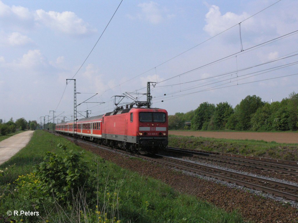 143 820-9 zieht bei Obertraubling eine RB Eggmhl. 01.05.09