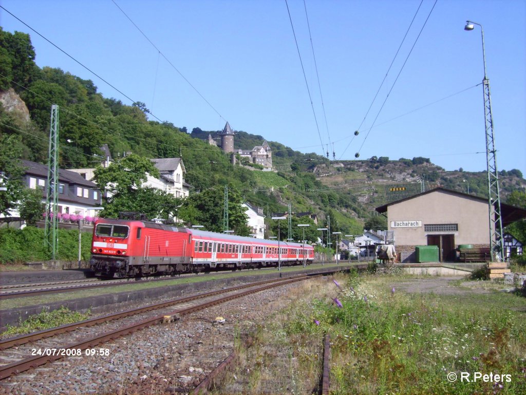 143 822-5 verlsst Bacharach mit einer RB Mainz HBF am 24.07.08