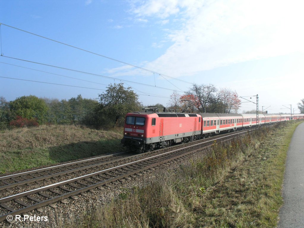 143 826-6 zieht eine RB erlangen durch die Kurve bei Plling. 25.10.08