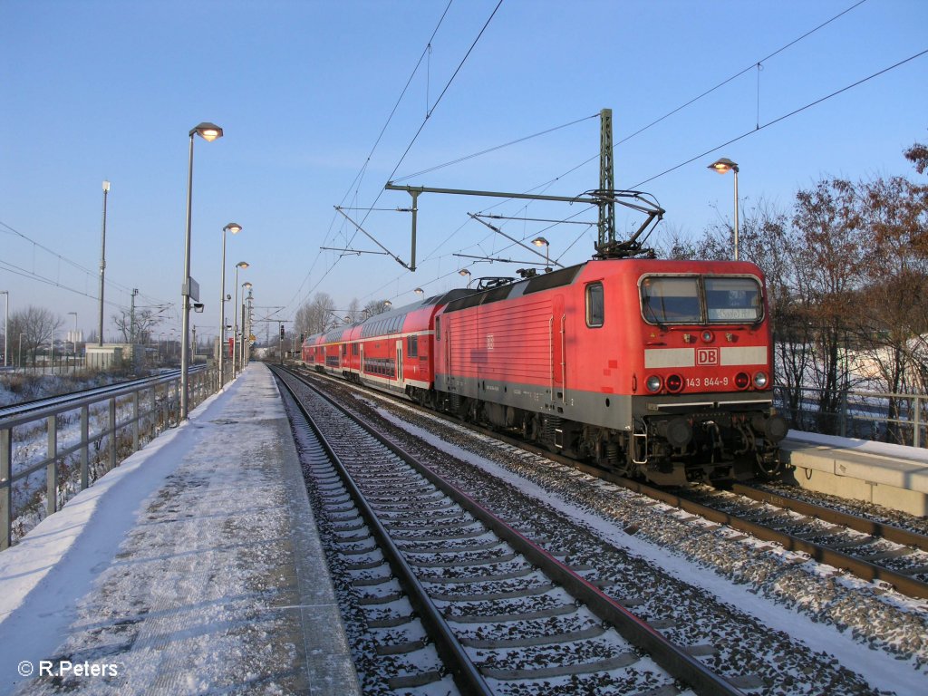 143 844-0 hat Schkeuditz mit einer S-Bahn nach Halle erreicht. 21.12.09