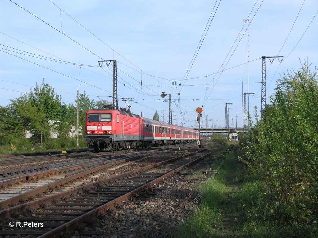 143 846-1 fhrt mit der RB32170 Straubing - Regensburg an Regensburg Ost vorbei. 29.04.10