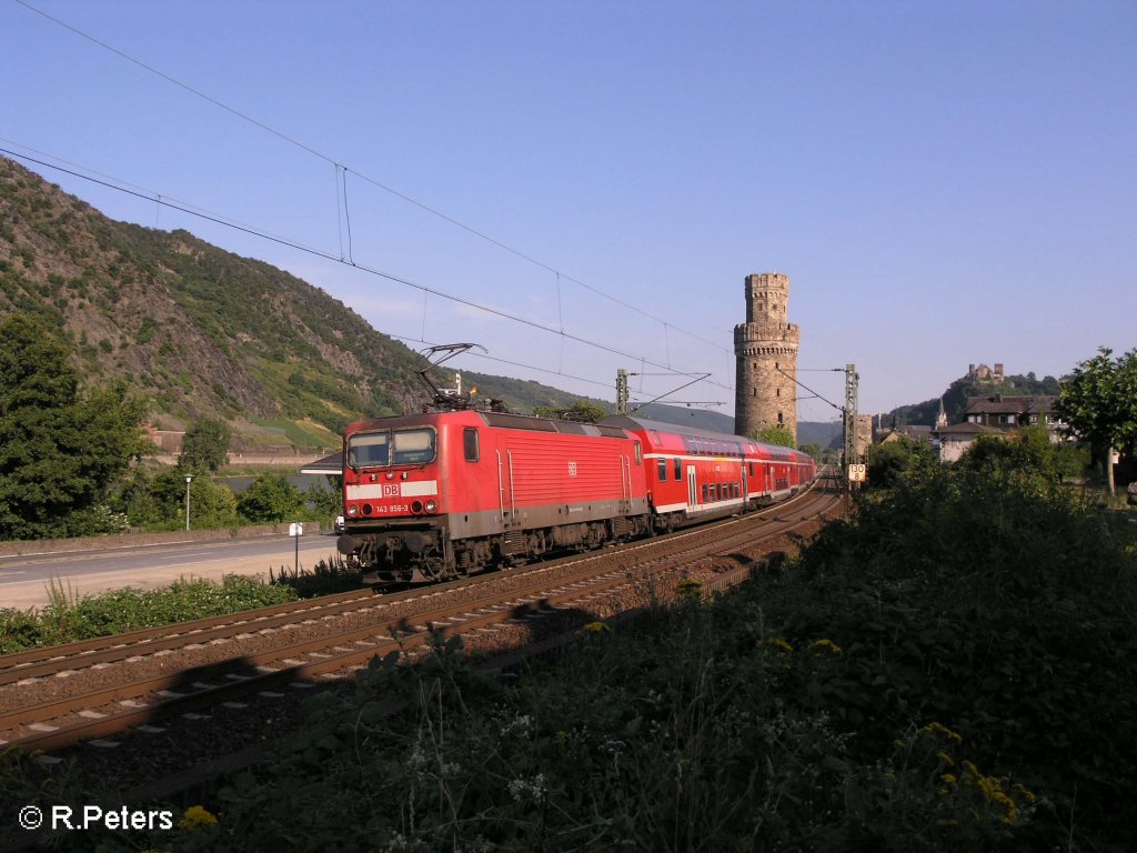 143 856-3 verlsst Oberwesel mit einem RE Koblenz. 24.07.08