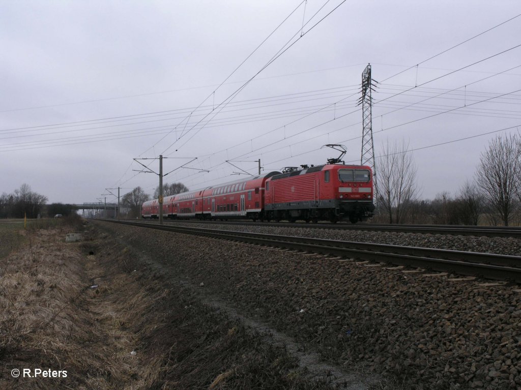 143 885 schiebt ein RE nach Leipzig aus Meien bei Borsdorf. 05.03.11