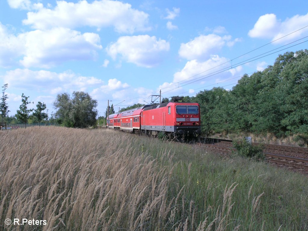 143 889-4 zieht kurz vor Eisenhttenstatd den RB11 Cottbus. 21.08.08