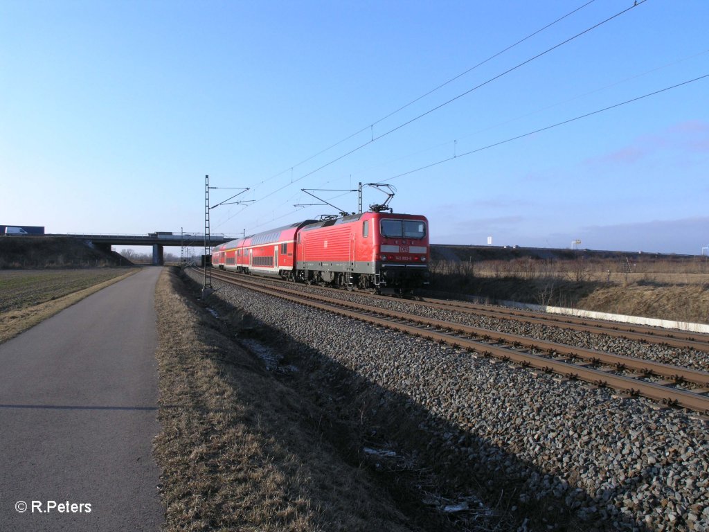 143 893-6 schiebt S10 nach Halle bei Schkeuditz West. 05.03.11