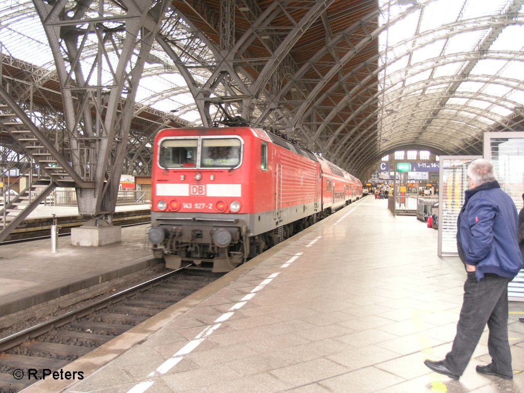 143 927-2 steht mit einer RB Lutherstadt Wittemberg in Leipzig HBF bereit. 16.03.08