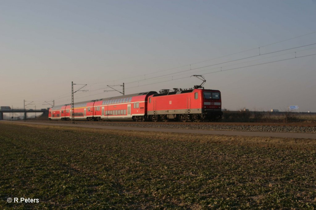 143 935-5 schiebt die S10 37058 nach Halle/Saale bei Schkeuditz West. 04.03.11