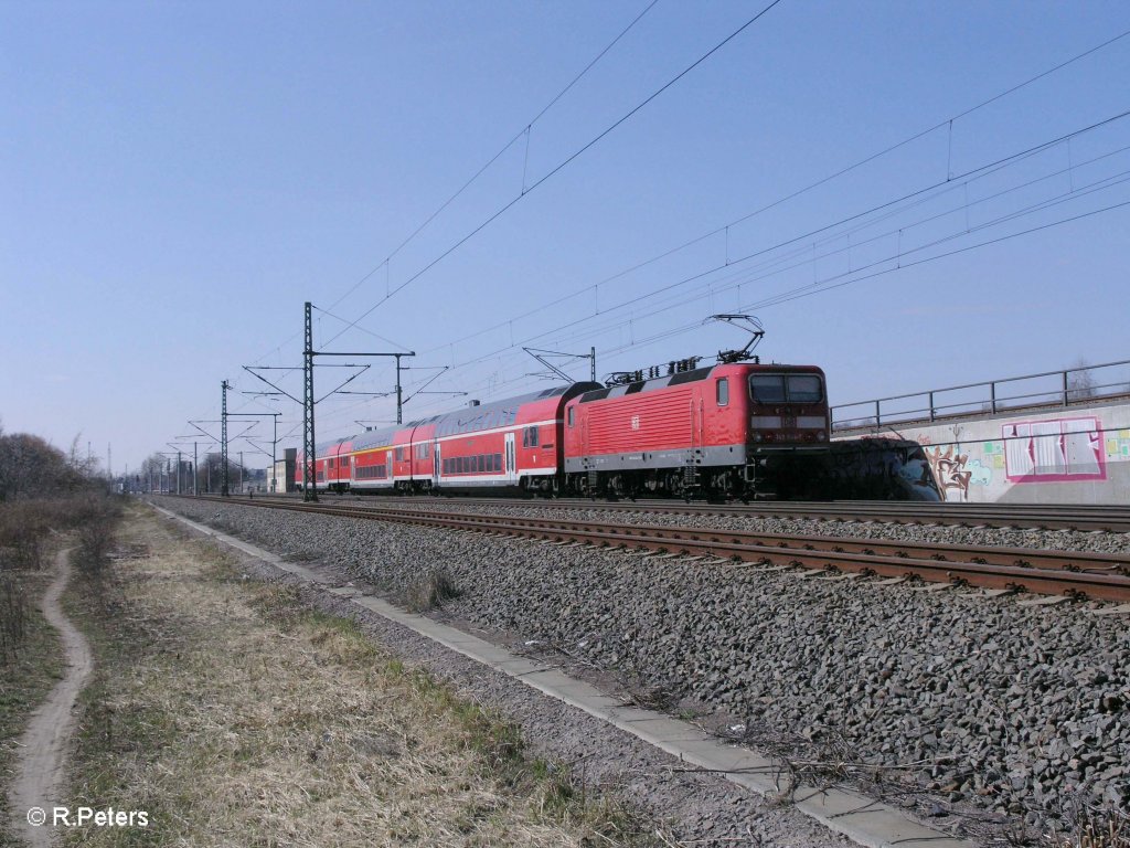 143 944-7 schiebt S37048 nach halle kurz vor Schkeuditz. 28.03.11