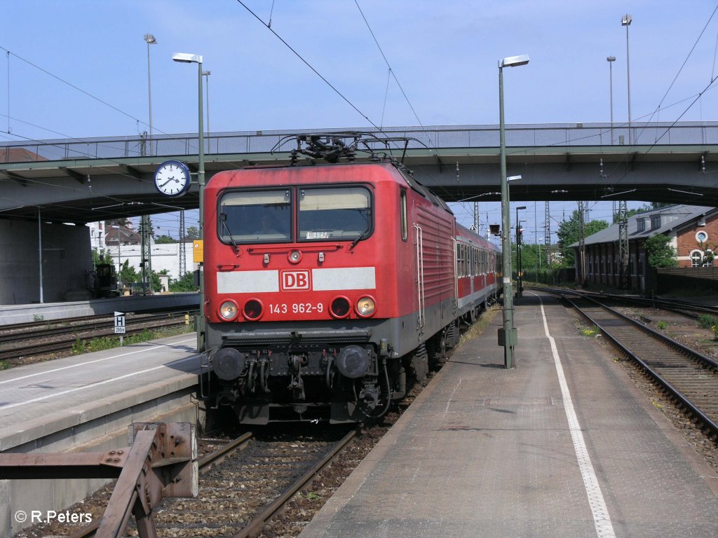 143 962-9 steht mit einer RB Eggmgl in Regensburg HBF bereit. 09.05.09