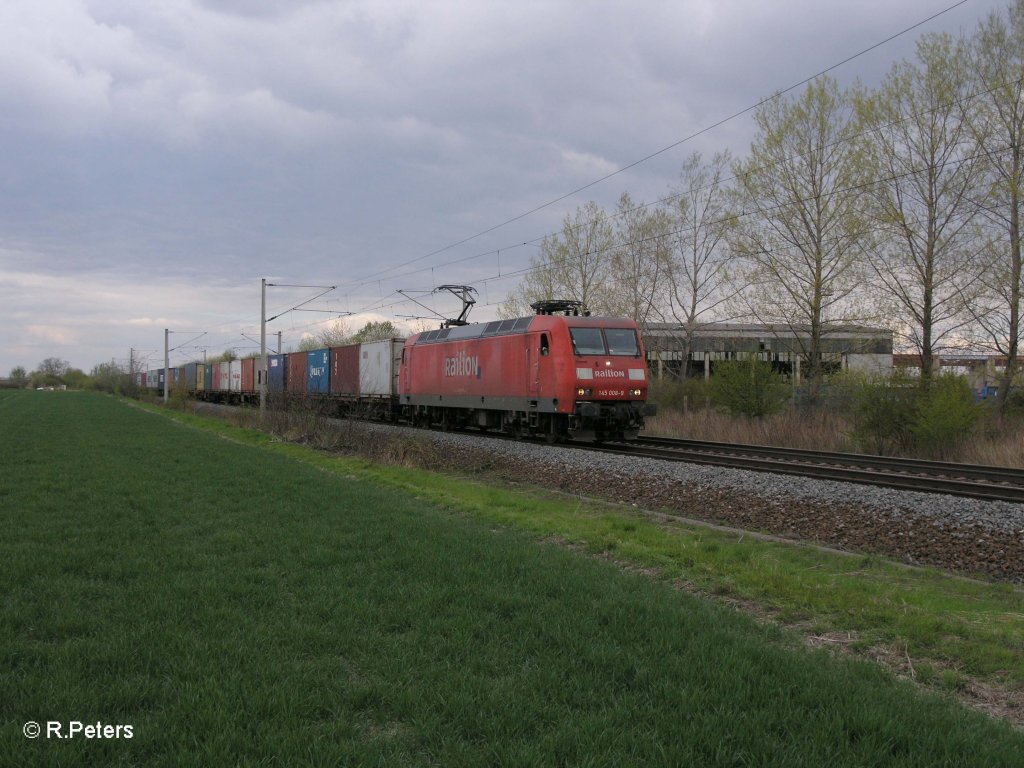 145 008-9 mit Containerzug bei Podelwitz. 16.04.11