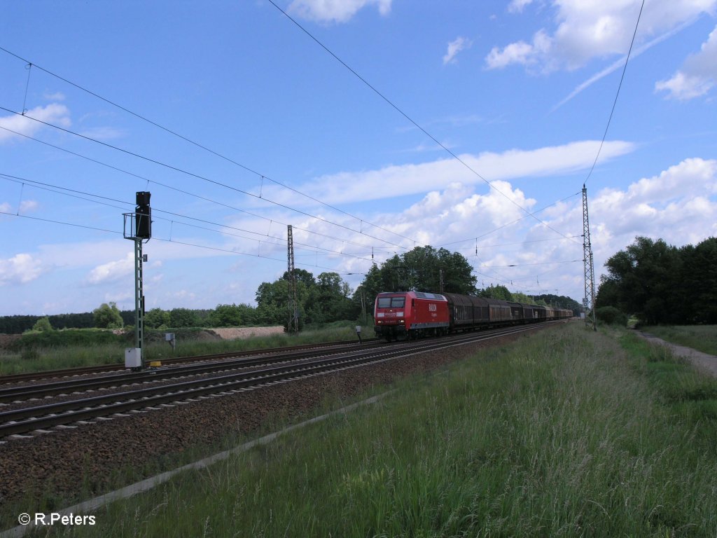 145 033-7 zieht ein gedeckten Gterzug nach Berlin bei Briesen(Mark).02.06.09