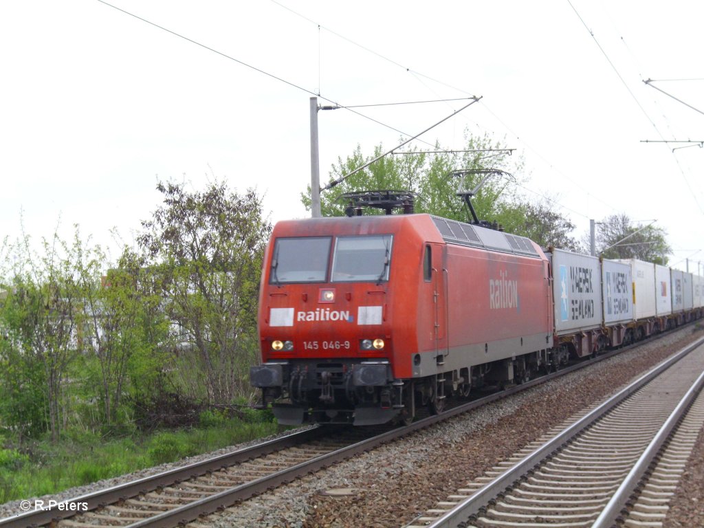 145 046-9 zog ein Containerzug bei Schkeuditz. 02.05.10