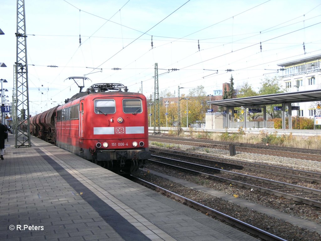 151 006-4 mit Schotterzug am Heimeranplatz am 04.11.10