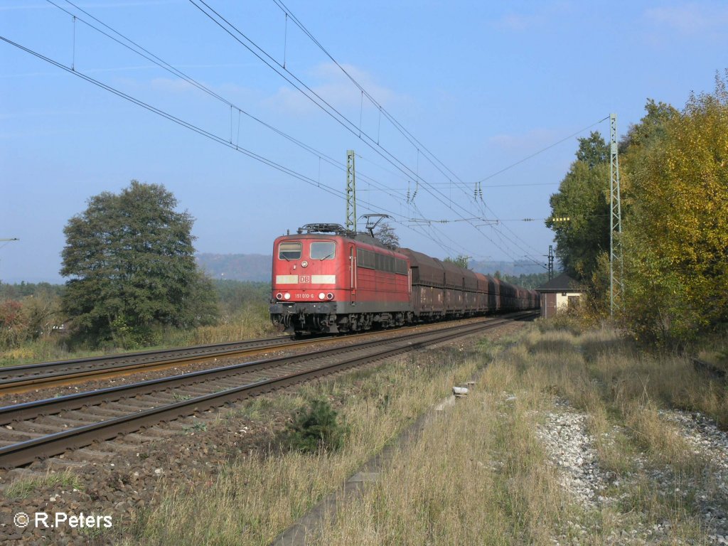 151 010-6 zieht bei Sengenthal ein kohlezug. 25.10.08