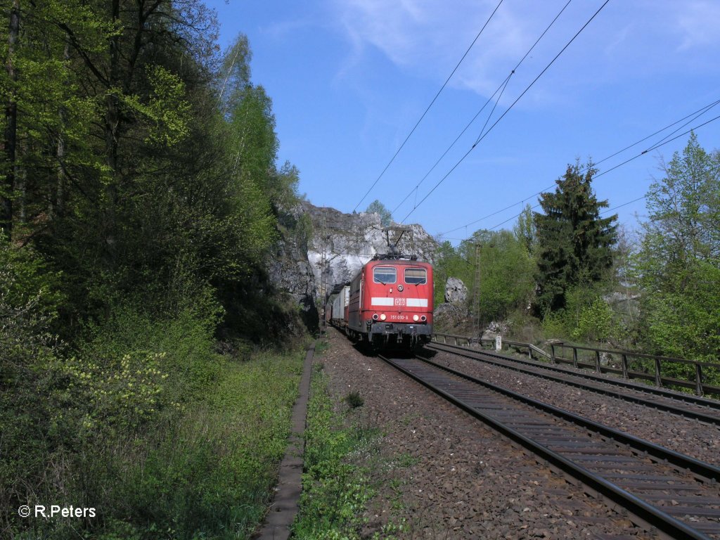 151 010-6 zieht ein Containerzug durchs Felsentor. 29.04.10