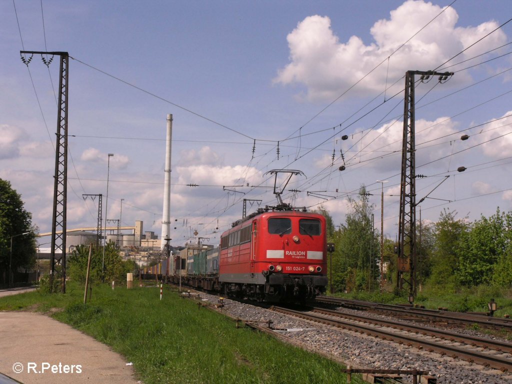 151 024-7 zieht ein Containerzug durch Regensburg Ost. 03.05.08