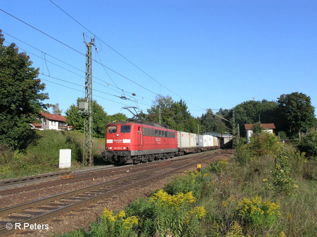 151 029-6 zieht ein containerzug durch Undorf in Richtung Nrnberg. 09.09.08