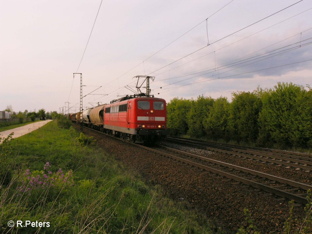 151 035-3 zieht bei Obertraubling ein gemischten Gterzug. 03.05.08