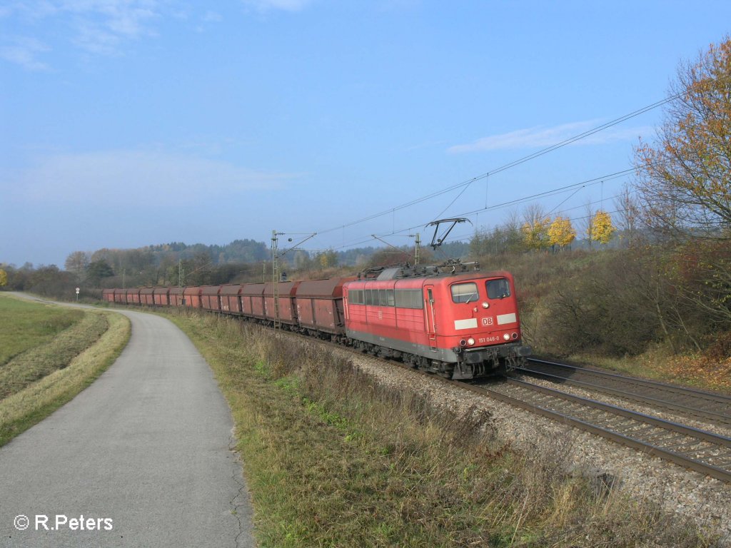 151 046-0 zieht ein Kohlezug durch die Kurve bei Plling. 25.10.08