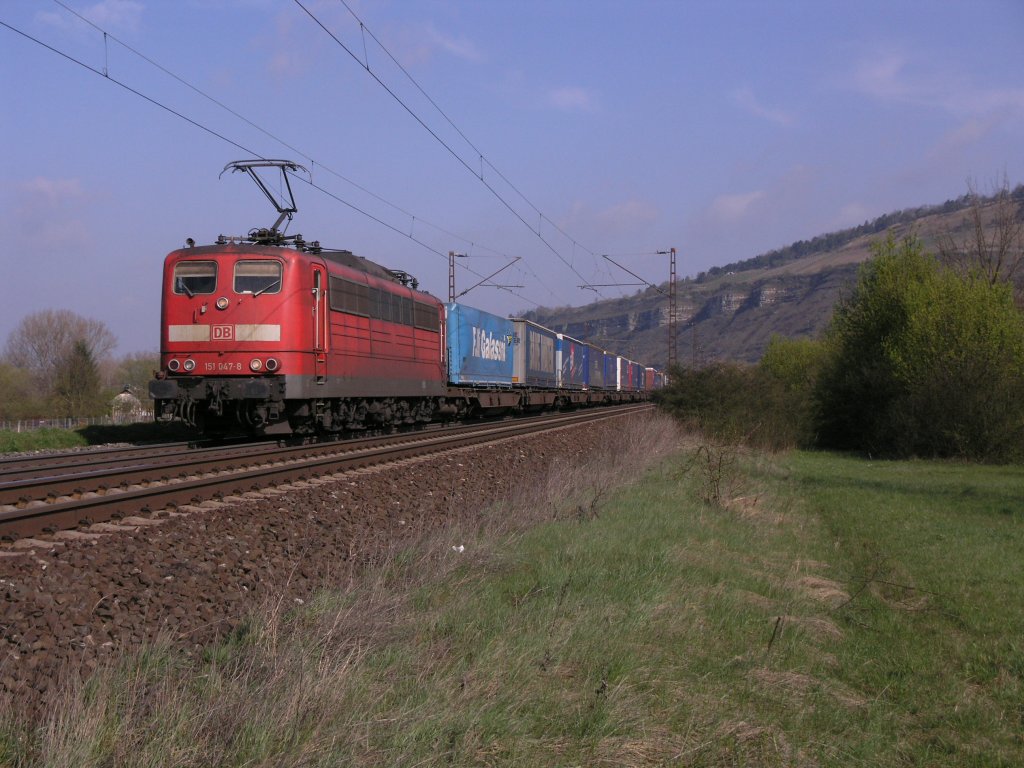 151 047-8 zieht ein Wechselpritschenzug durchs Maintal bei Thngersheim. 12.04.08