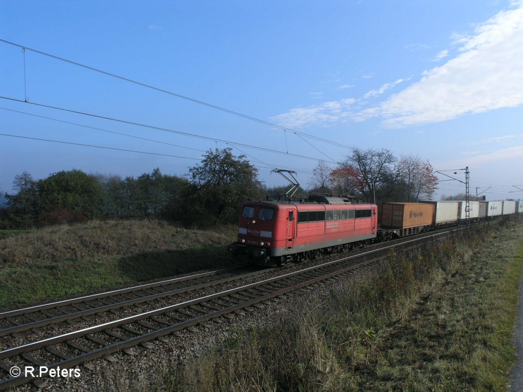 151 068-4 zieht ein Containerzug bei Plling durch die Kurve. 25.10.08