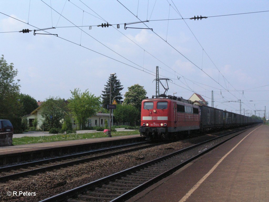 151 073-4 zieht ein Wechselpritschenzug durch Obertraubling. 01.05.09