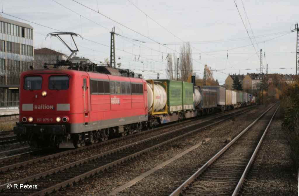 151 075-9 mit KLV am Heimeranplatz in Mnchen. 04.11.10