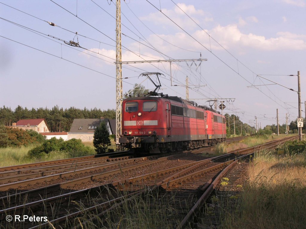 151 106-4 und 122-0 auf dem Rckweg nach Ziltendorf bei Wiesenau. 03.06.08