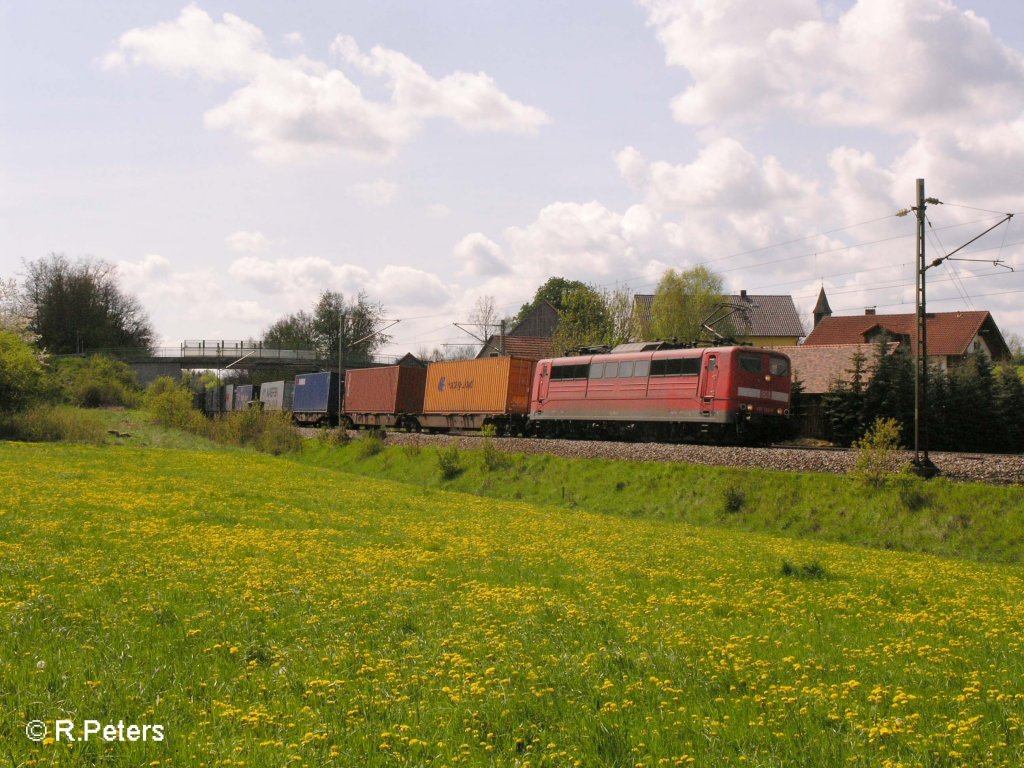 151 132-8 zieht bei Edlhausen ein Containerzug. 03.05.08