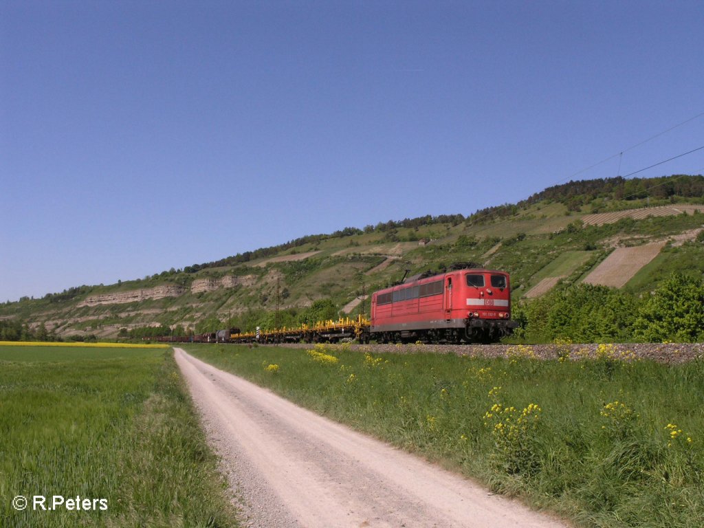 151 132-8 zieht bei Thngersheim ein gemischten Gterzug durchs Maintal. 10.05.08