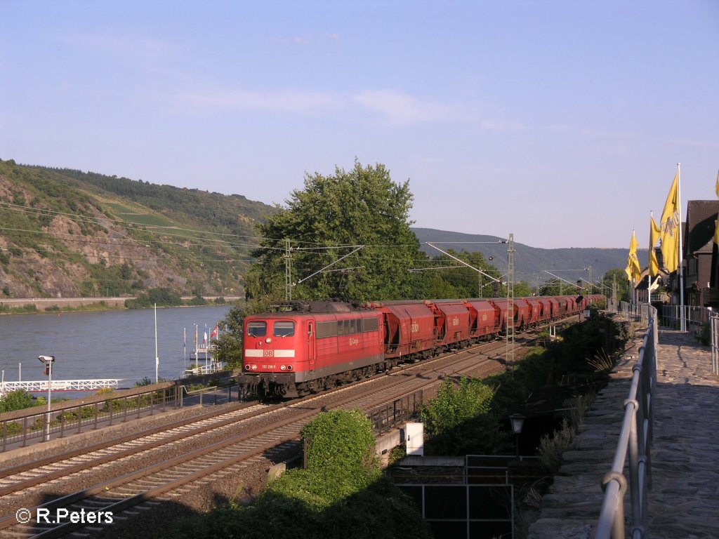 151 136-9 durchfhrt Oberwesel mit ein Getreidezug. 24.07.08