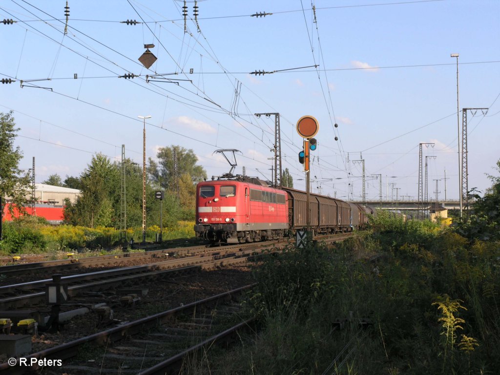 151 136-9 zieht ein gemischten Gterzug durch Regensburg Ost. 27.08.09 