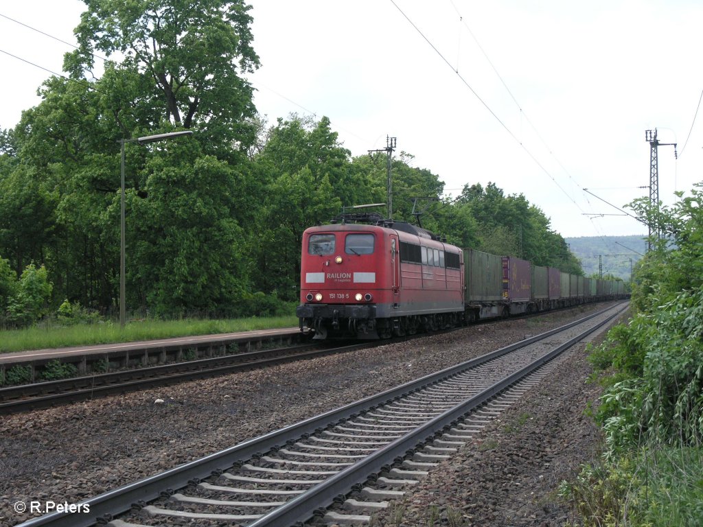 151 138-5 zieht ein Containerzug Consend Leasing durch Regensburg Prfering. 09.05.09
