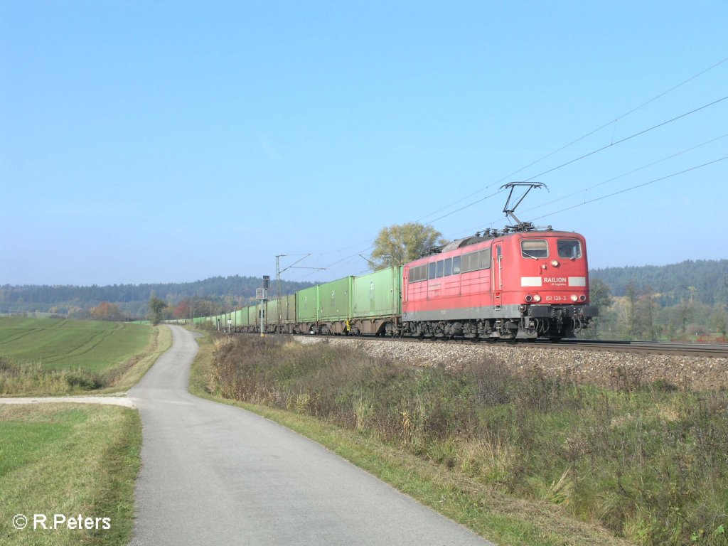 151 139-3 zieht ein Containerzug Consend Leasing bei Plling. 25.10.08
