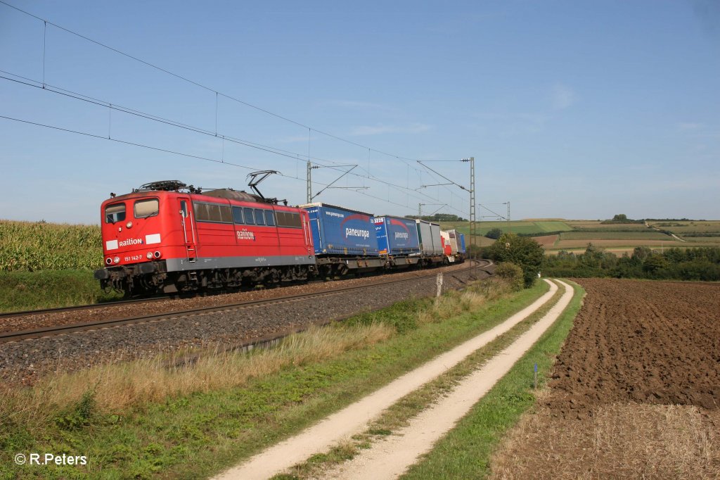 151 142-7 mit den Paneuropa/Terratrans bei Einfahrt in Treuchtlingen. 16.09.11