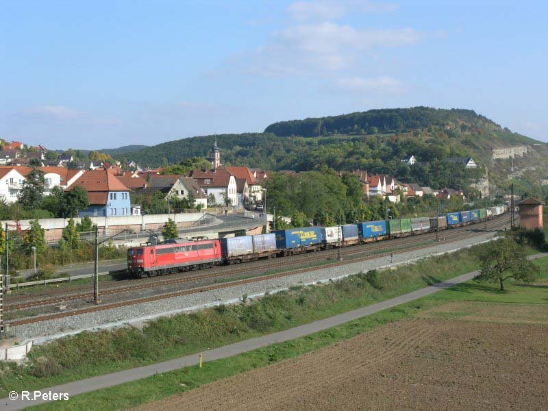 151 142 zieht ein Wechselpritschenzug durch Retzbach-Zellingen.27.09.08