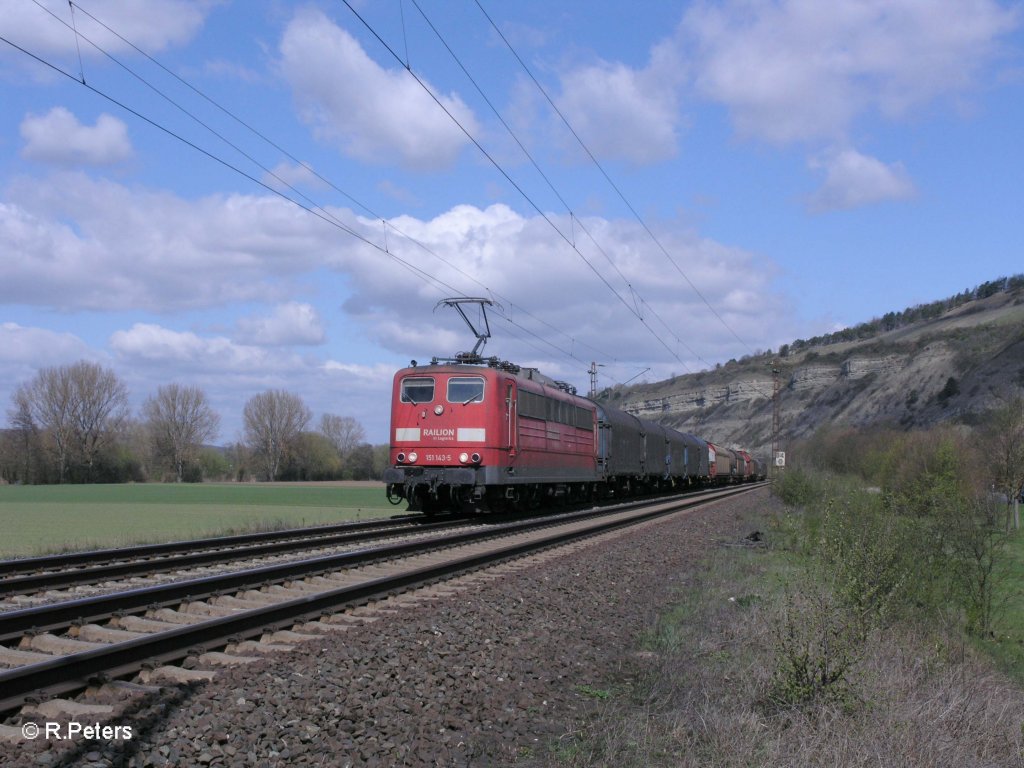 151 143-5 zieht bei Thngersheim ein gemischten Gterzug. 10.04.10