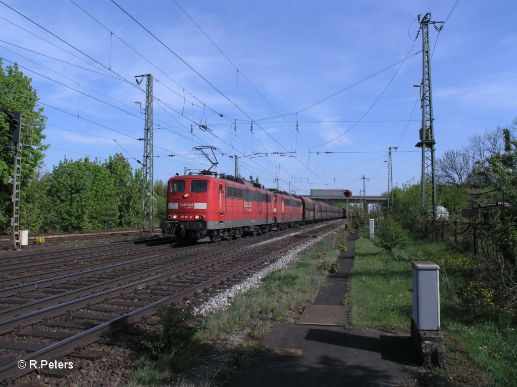 151 151-8 und 088-2 ziehen ein leeren Kohlezug durch Obertraubling. 29.04.10