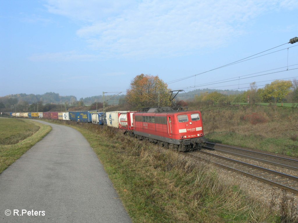 151 152-6 zieht bei Plling ein Intermodalzug durch die Kurve. 25.10.08