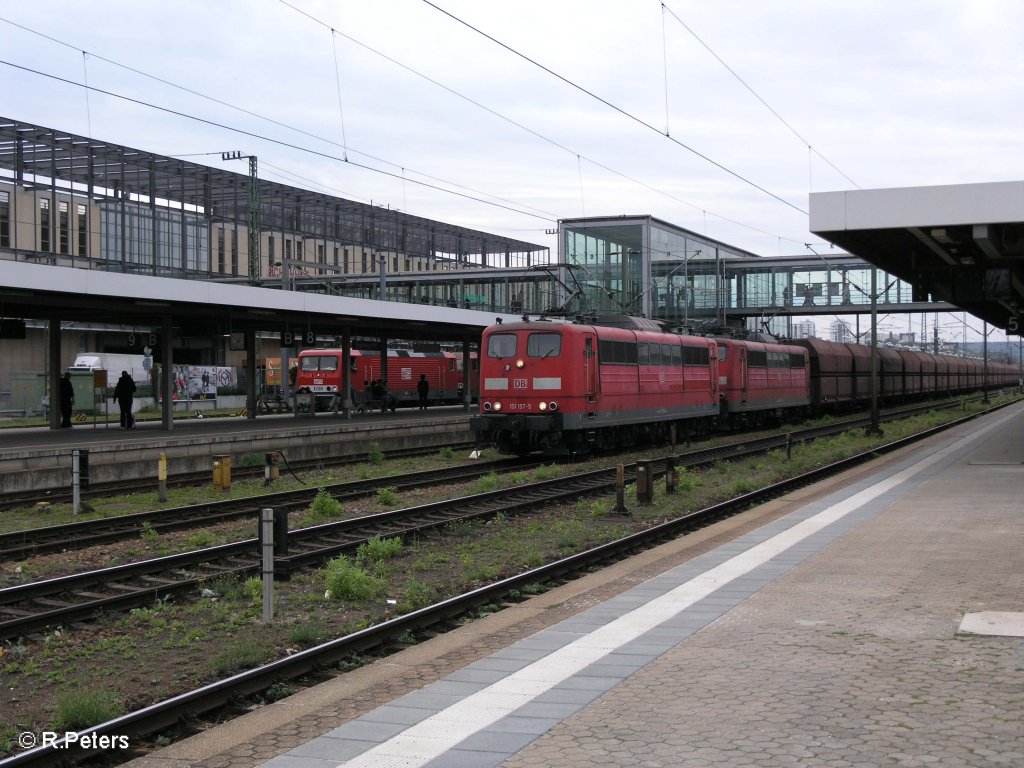 151 157-5  + 151 xxx ziehen ein Kohlezug durch Regensburg. 05.10.09