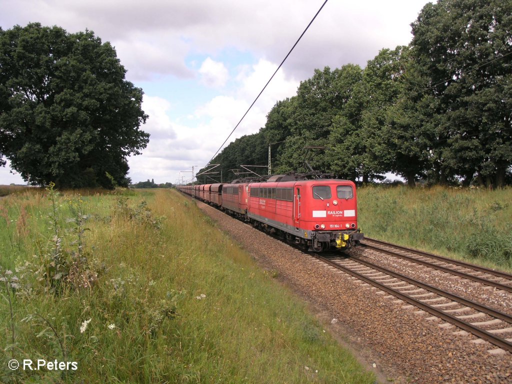 151 164-1 + 092 ziehen bei Jacobsdorf(Markt) ein Erz-Bomber nach Ziltendorf. 17.07.08